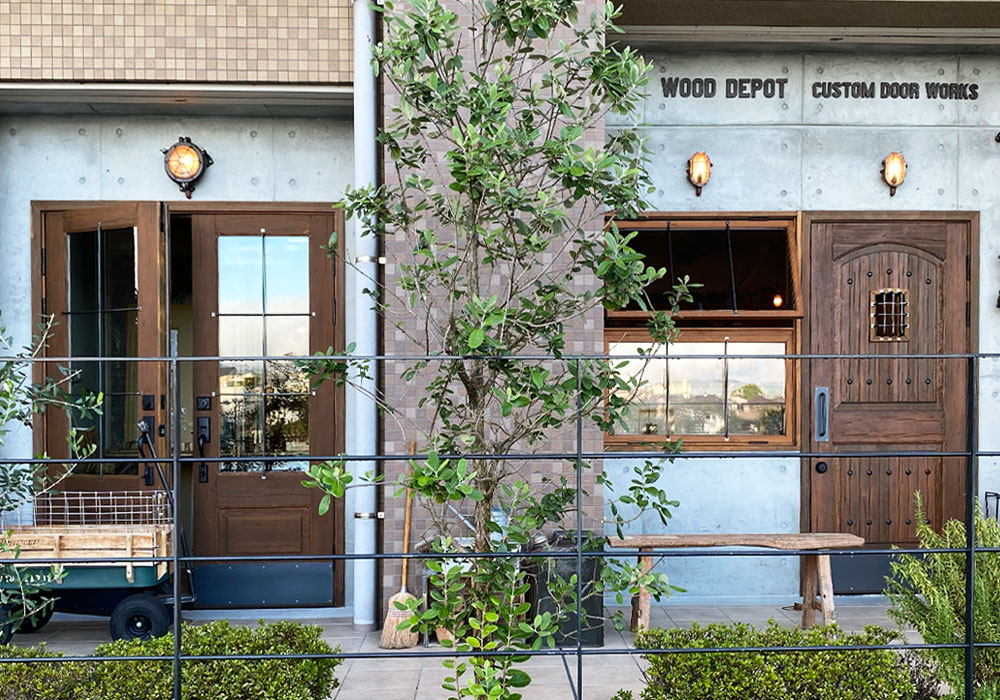 フランス製のカプセルウォールランプ：旧ショールームの顔