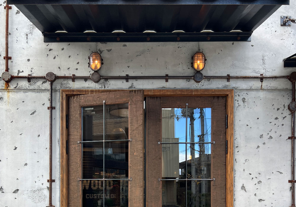 新ショールームのコンクリート壁に移植された照明