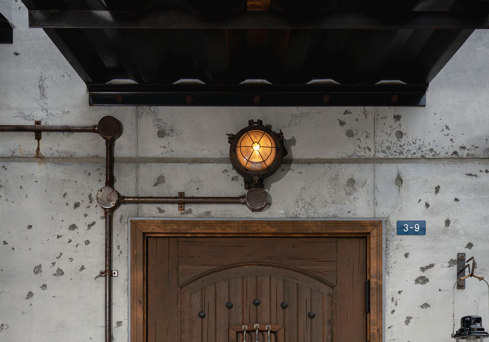 ヴィンテージドアを照らすカプセルランプの光