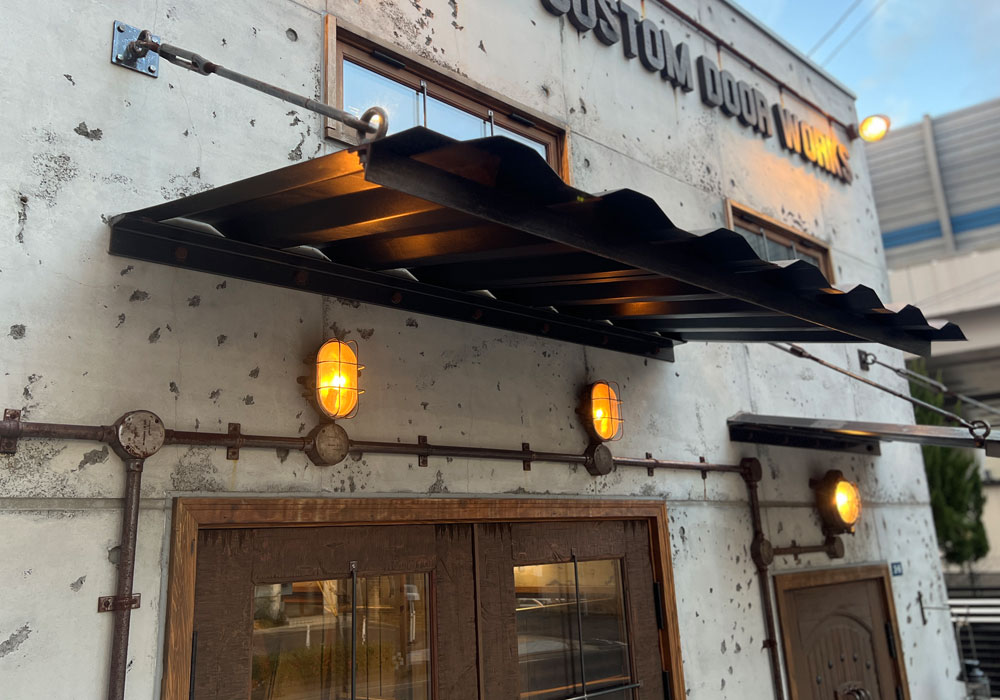 夕暮れ時のショールーム外観：ドラマチックな光の演出