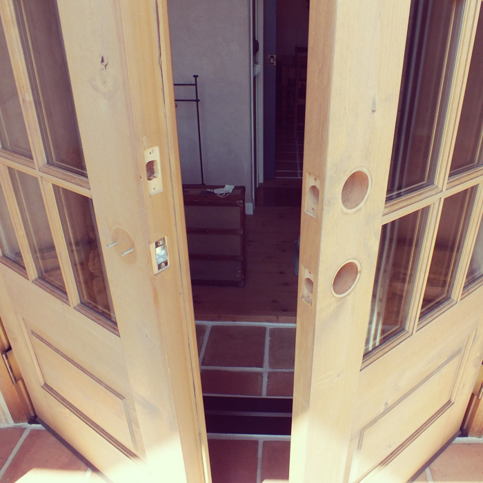 玄関ドアについていた金物を取り外す