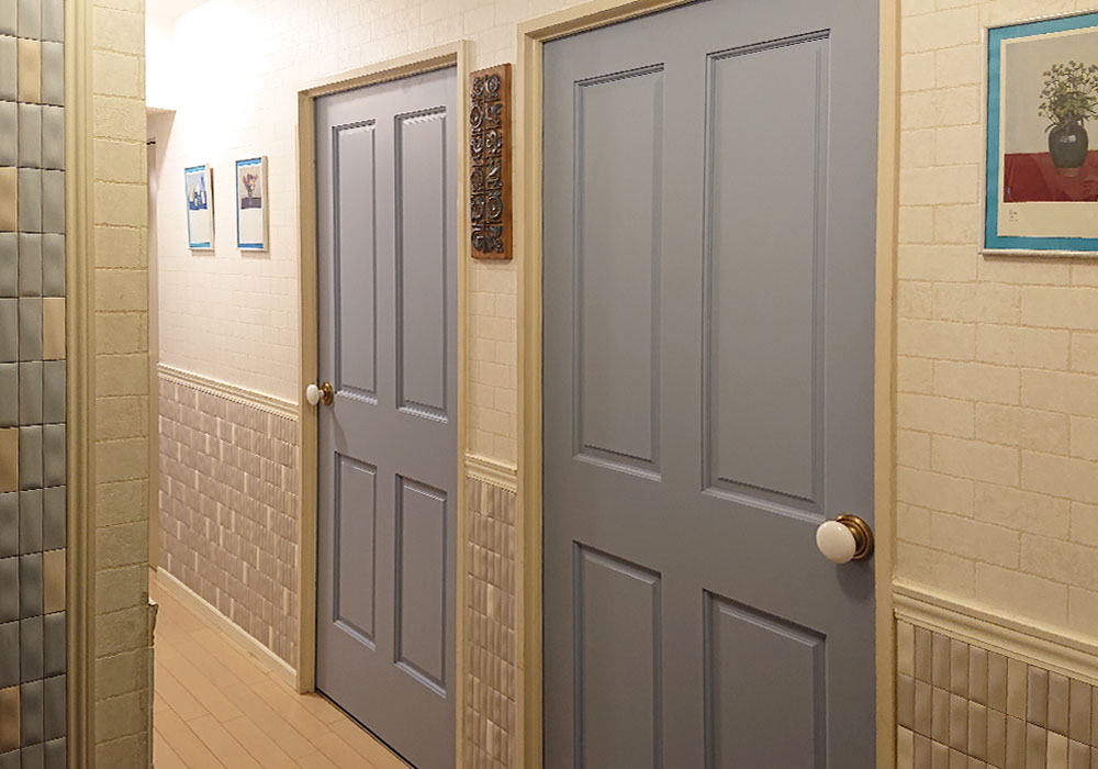 パステルブルーの室内ドアが並ぶロンドン風マンションインテリア