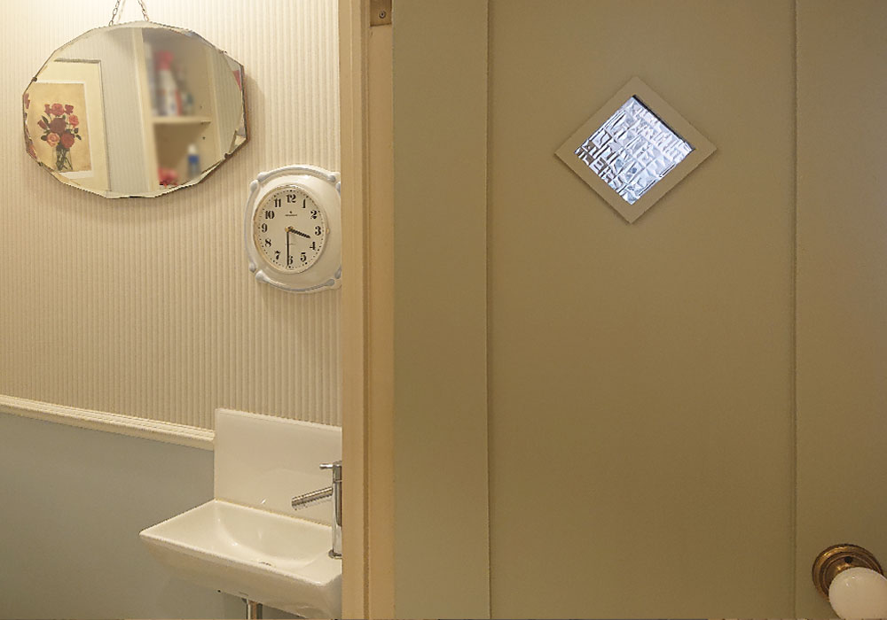 木製ドアに埋め込まれたガラス窓：光と奥行きの演出