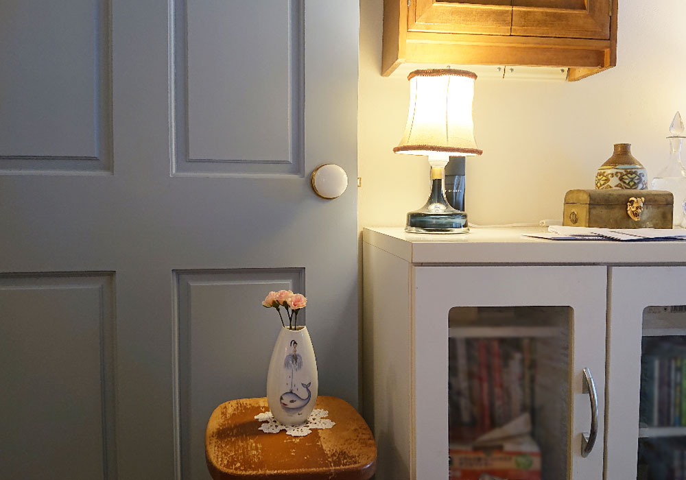 こだわりのドアノブとアンティーク調家具の調和