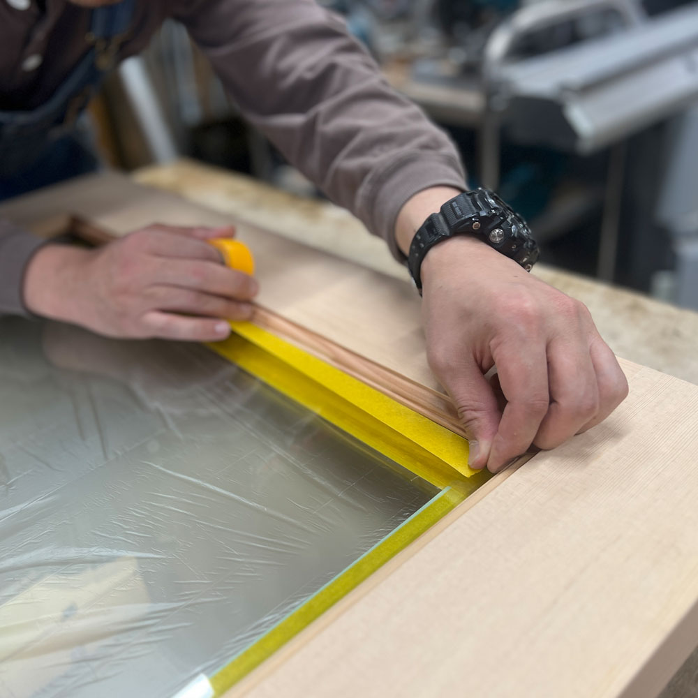 木製ドア塗装で失敗しない！プロが教える「ガラス養生」の全手順とコツ