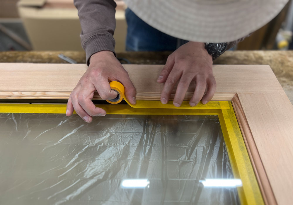 マスキングテープを貼る作業