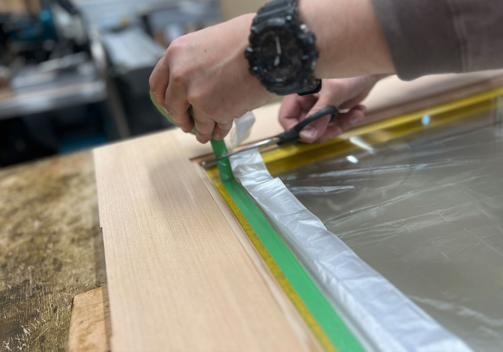 マスカーをハサミでカットする