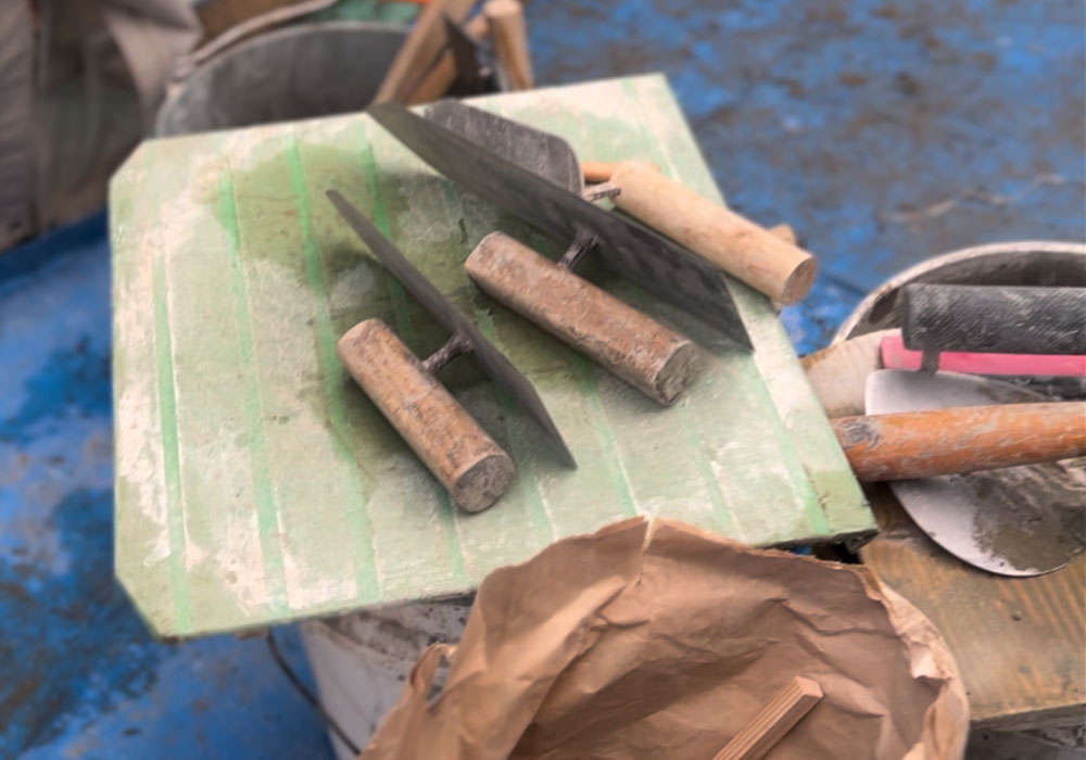 多種多様な左官コテ:無機質なモルタルに生命を刻む道具