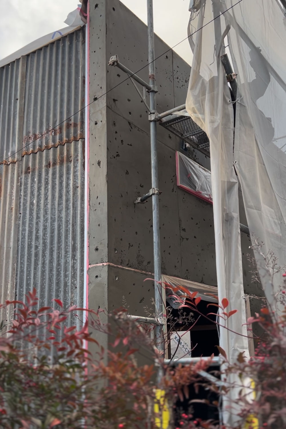 剥き出しの質感:空間の温度を変えるモルタル造形