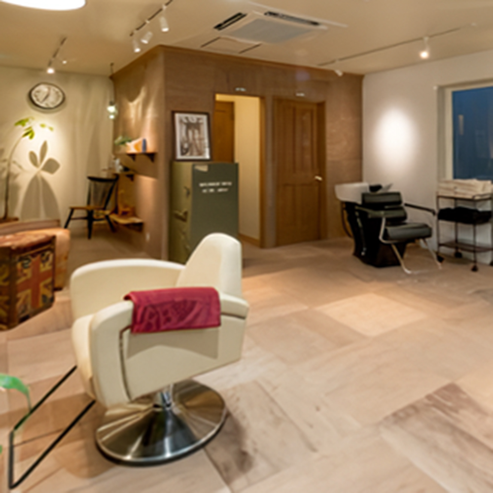 札幌の美容室「〇△☐」施工事例｜温かみのある木製ドアとアンティーク建具の内装デザイン SHOP - 1