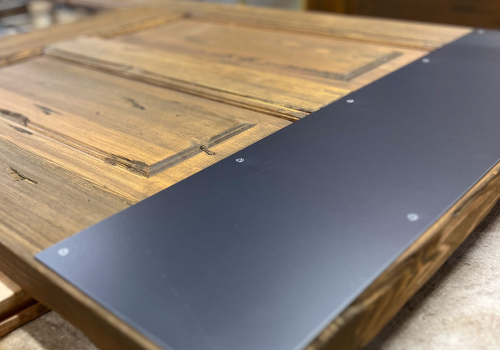 マットな質感のブラックキックプレート：足元の補強と装飾