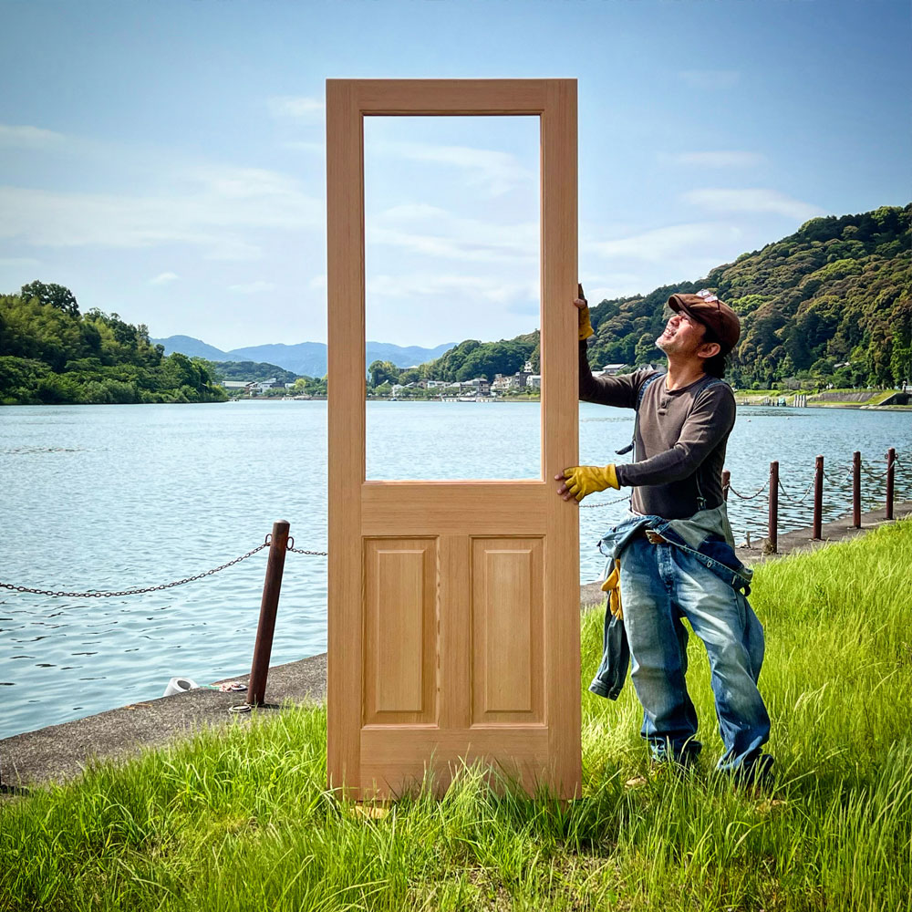 美しい景色の中に佇む木製ドアのフレーム：物語の始まり