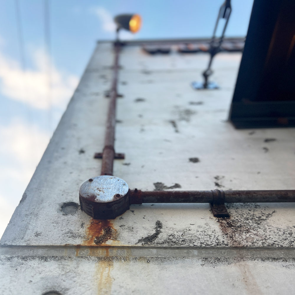 エイジング加工を施した電気露出配管