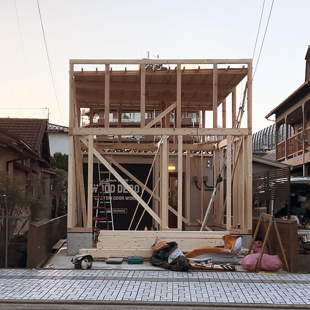 在来工法で組み上げられるショールームの骨組み