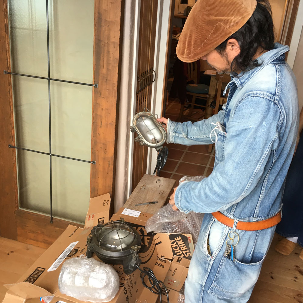 フランス製ヴィンテージ照明と木製ドアの共鳴