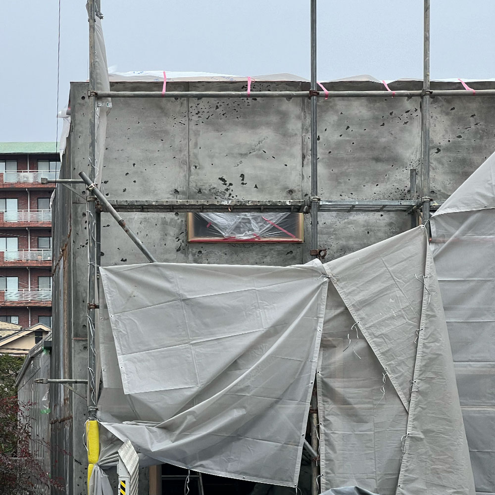 職人の手によるモルタル造形のテクスチャー