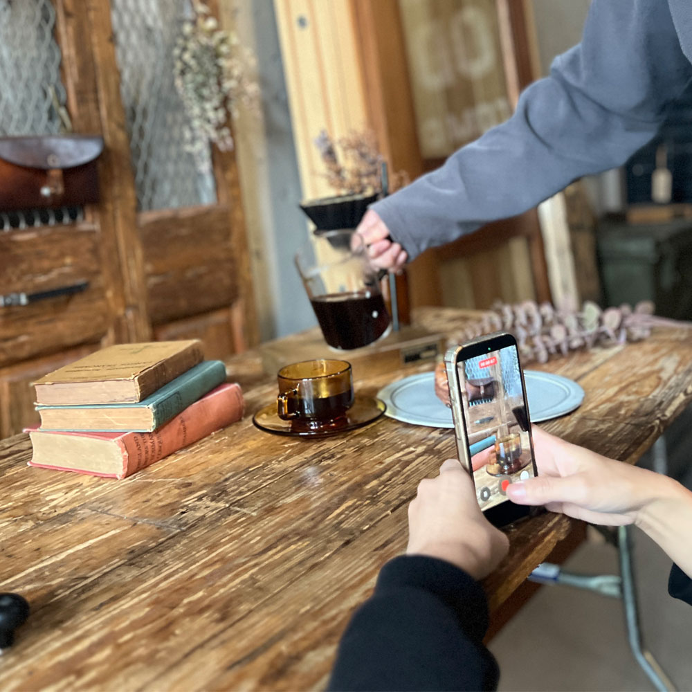 「プロ直伝」スマホ動画撮影講座が満員御礼。ヴィンテージ空間で学ぶ映像術