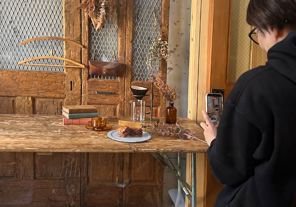 ヴィンテージドアの陰影を活かしたスマホ動画撮影風景