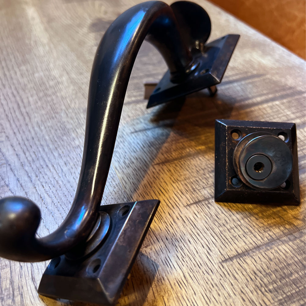 青銅鋳物ドアノブ ID-1038 黒染め仕上げの重厚感