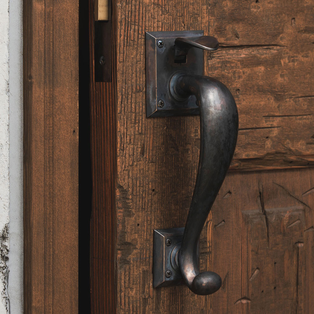 メッキには出せない唯一無二の風合い「木製ドアに魂を吹き込むドア金物3選」