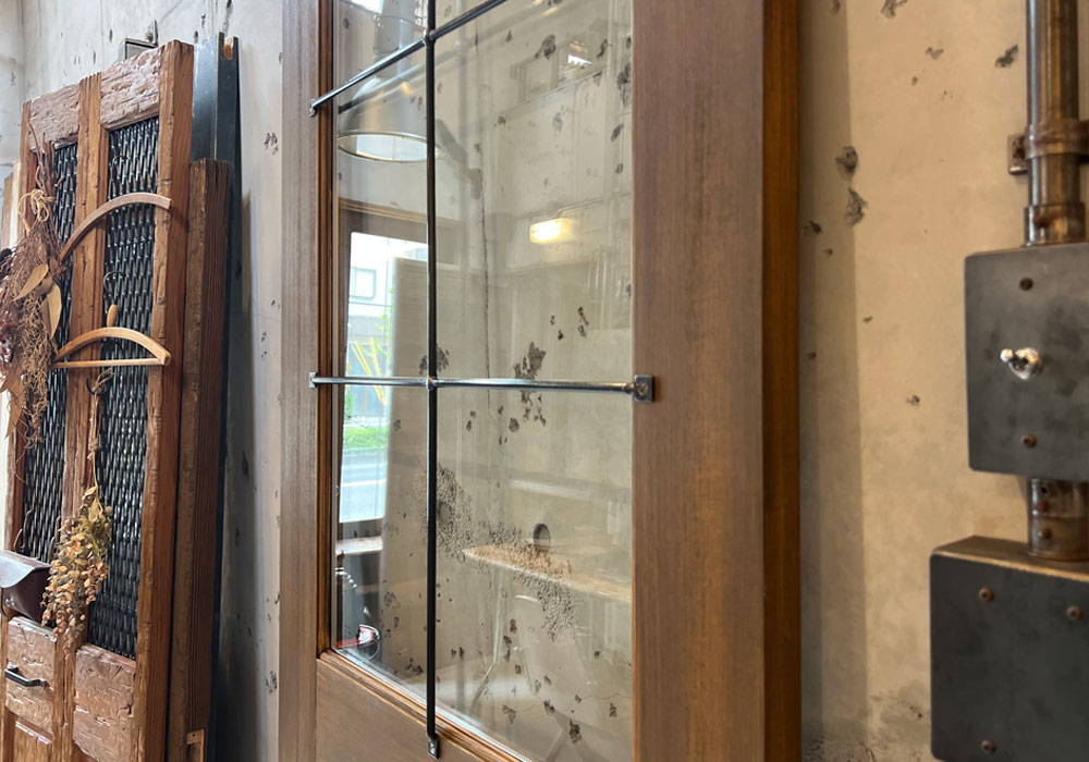 アイアン格子越しの光:玄関を優しく包み込むデザイン