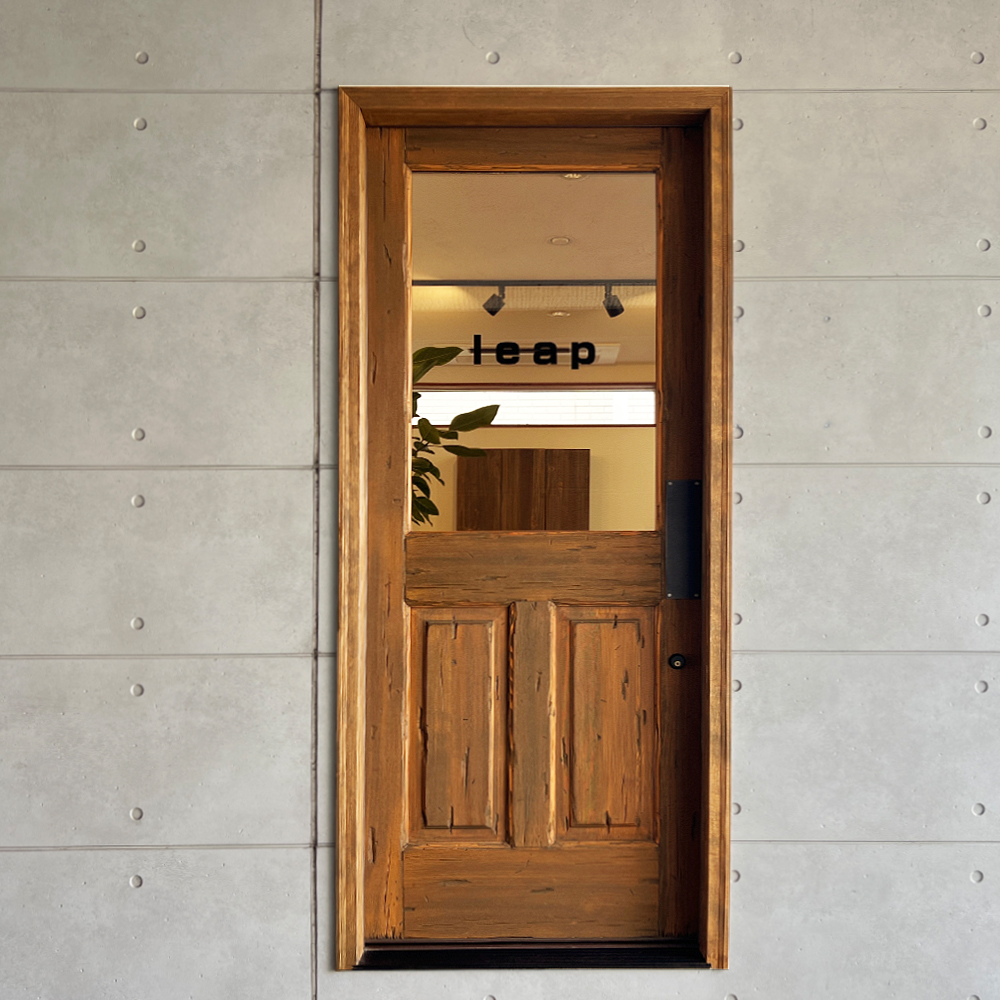 美容室leap様:コンクリート壁に映える温かな木製ドア