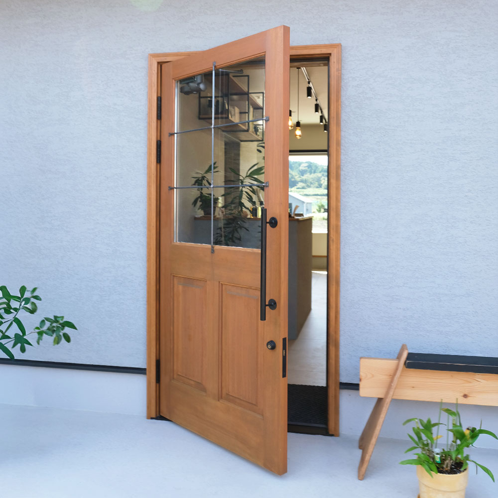 ARGHA様:店内の品格を外へと伝える木製ドアの存在感