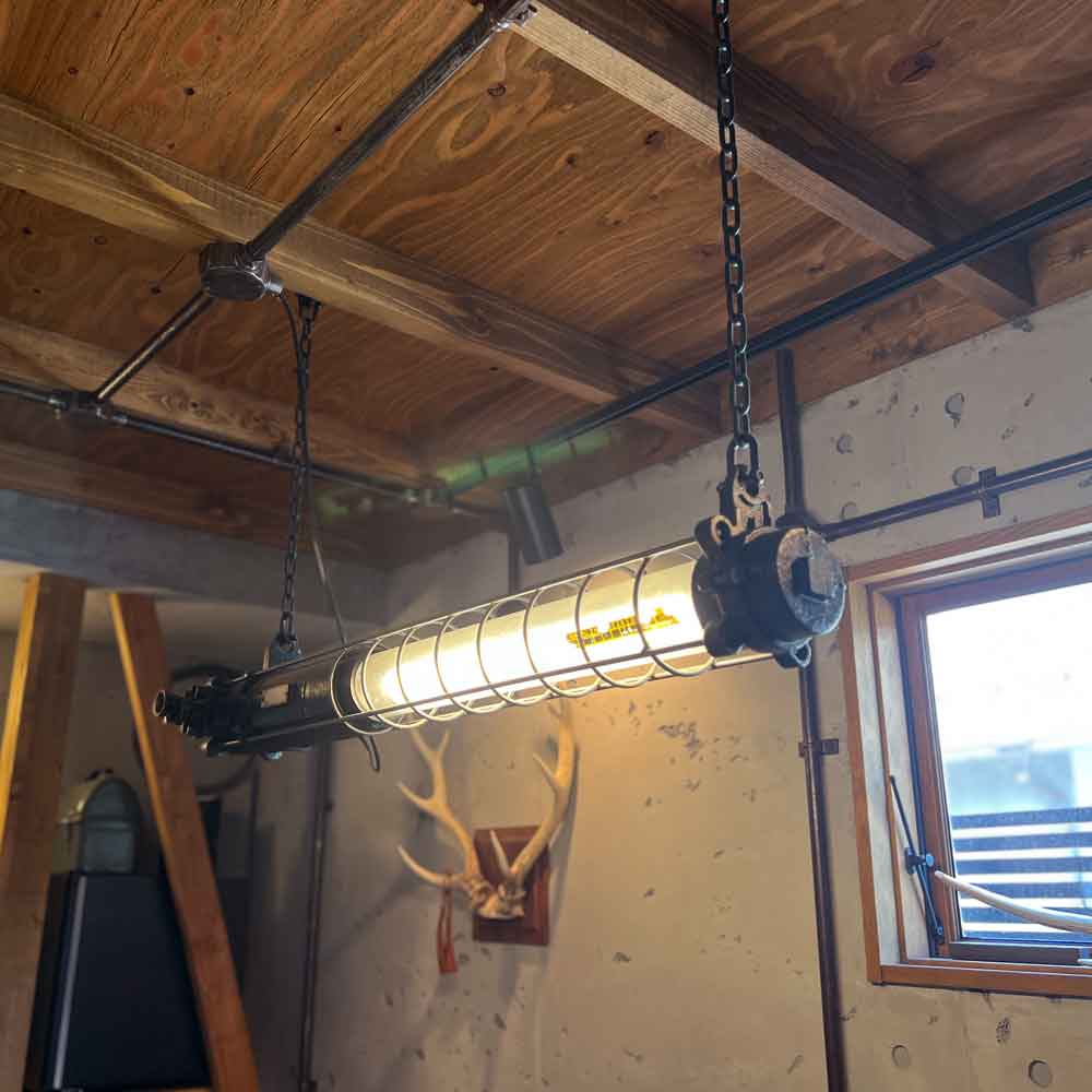 チェコスロバキア製防爆灯を黒染め。店舗の個性を引き立てる「本物の照明」リメイク