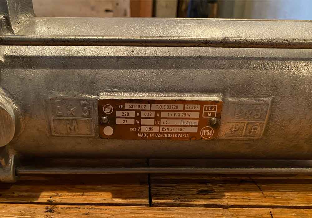 旧チェコスロバキア製の防爆灯：歴史を刻む銘板