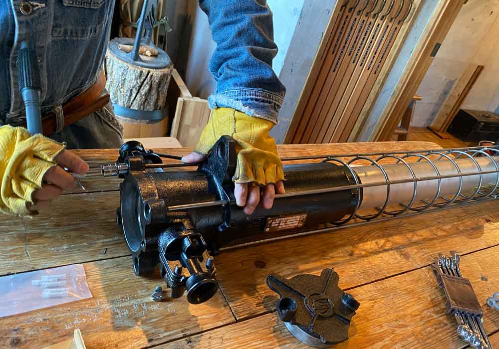 組み立てられる黒染めパーツ