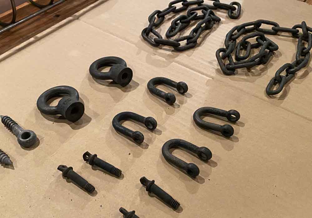 細部まで統一された黒染めチェーンとボルト