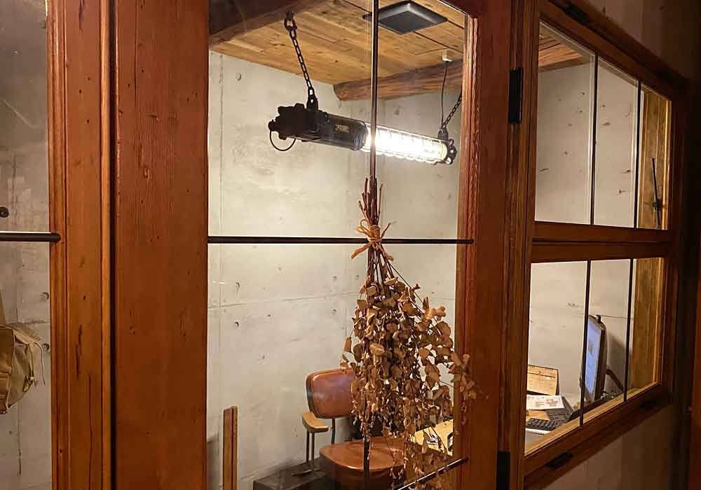 旧ショールーム時代：ガラス越しに輝く照明