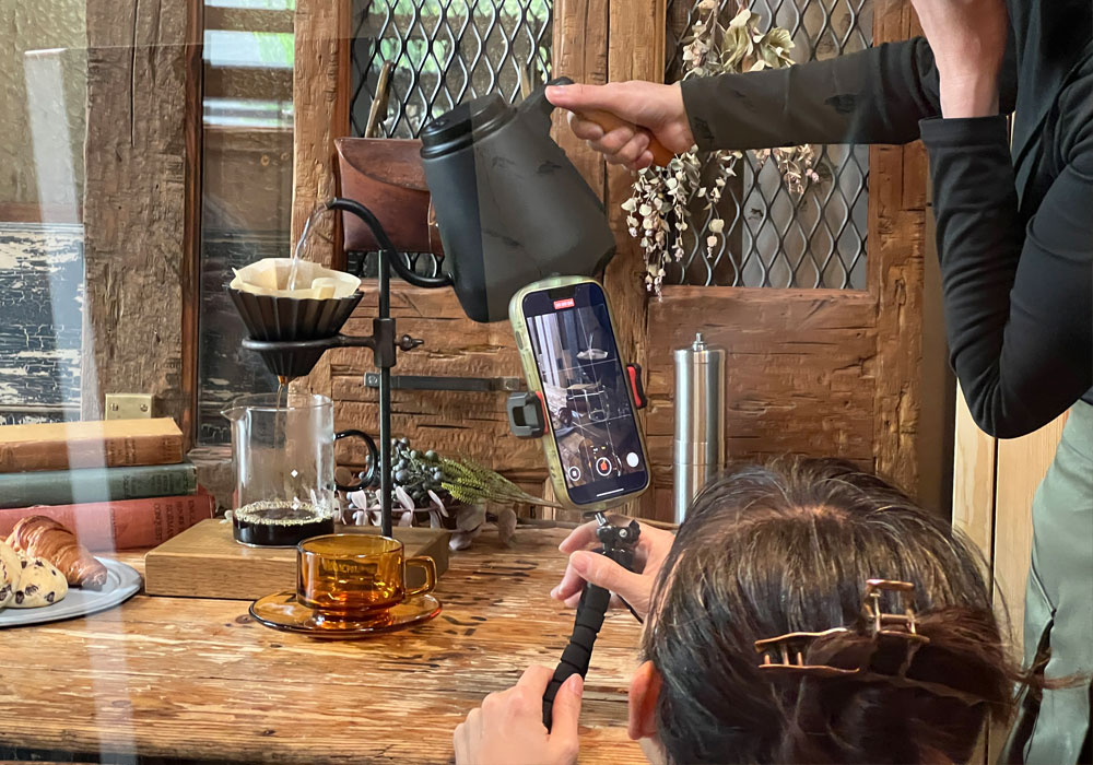 淹れたてのコーヒーと木製ドアを被写体にした撮影カット