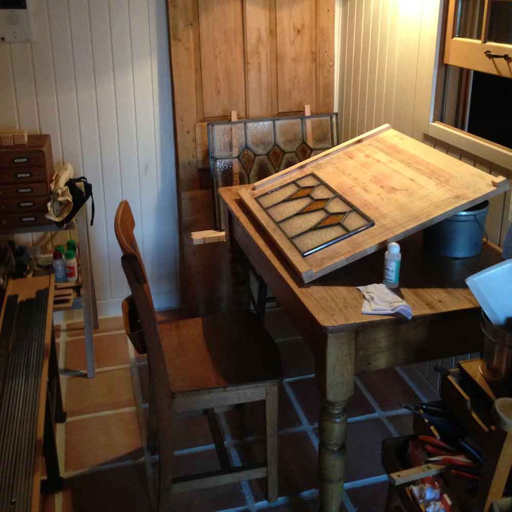 旧ショールームでのステンドグラス製作風景：職人の手仕事