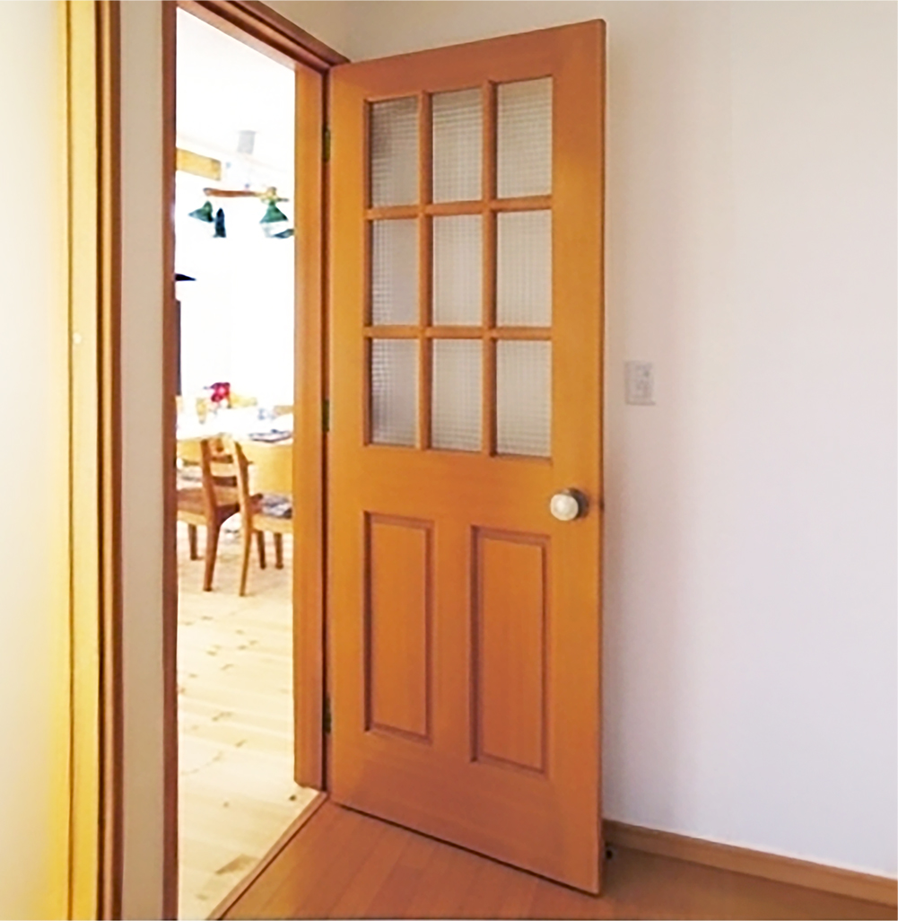 チェックガラス入り木製リビングドア施工事例