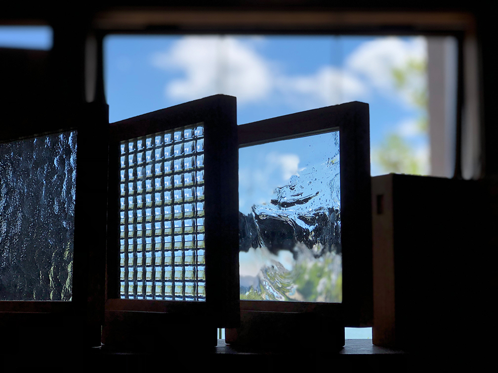 チェックガラスに光が差し込む室内ドア デザイン性の高いガラス