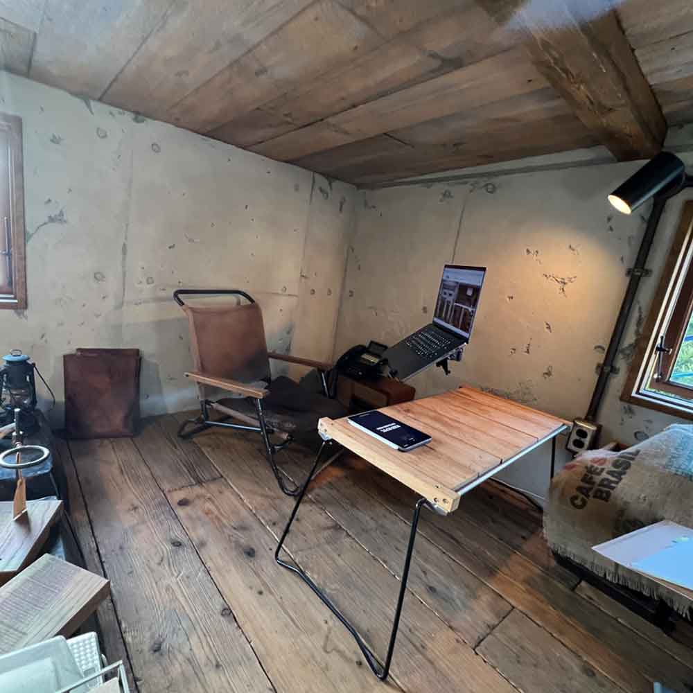 秘密基地をDIY改造。モニターアームで叶える「膝上卒業」と作業効率UP