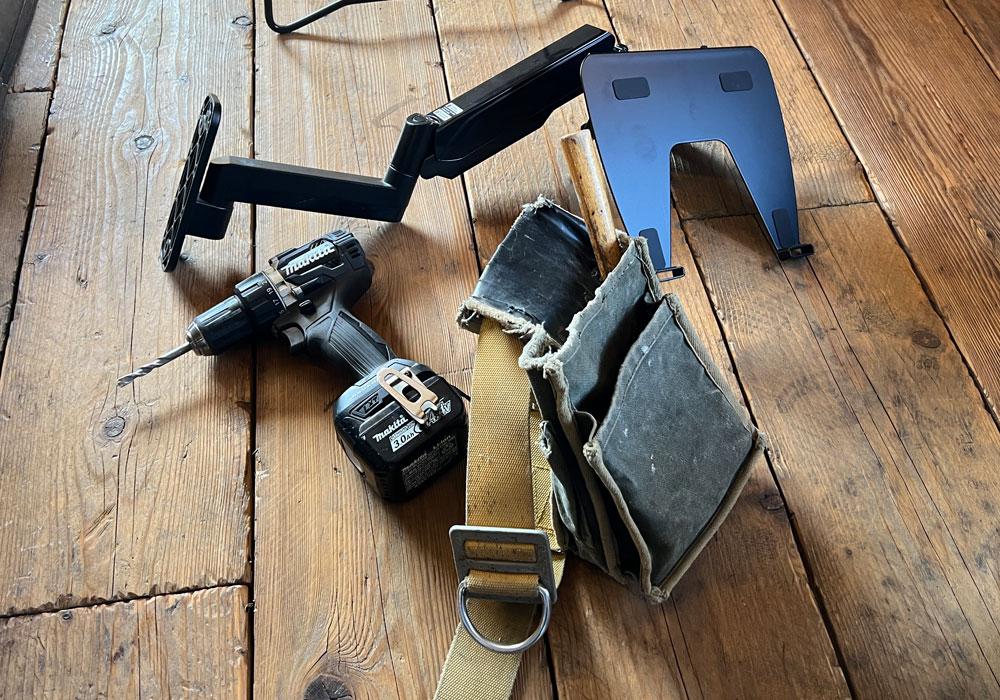 モニターアーム、マキタの電動ドリル、ラチェットレンチ、腰袋