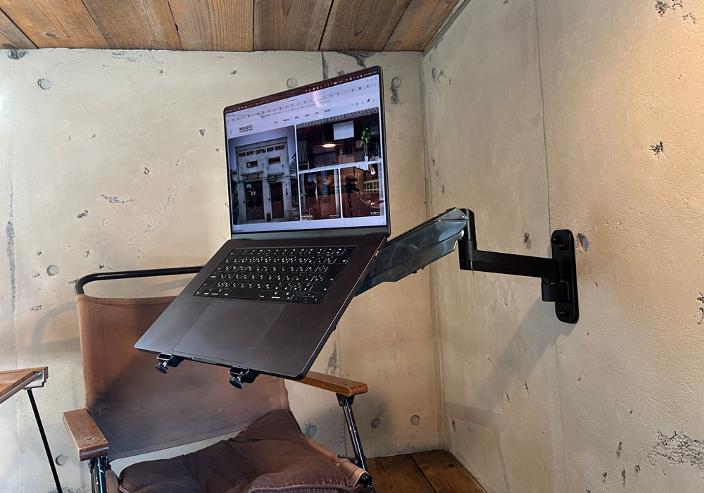 完成した壁掛けノートパソコンスタンド