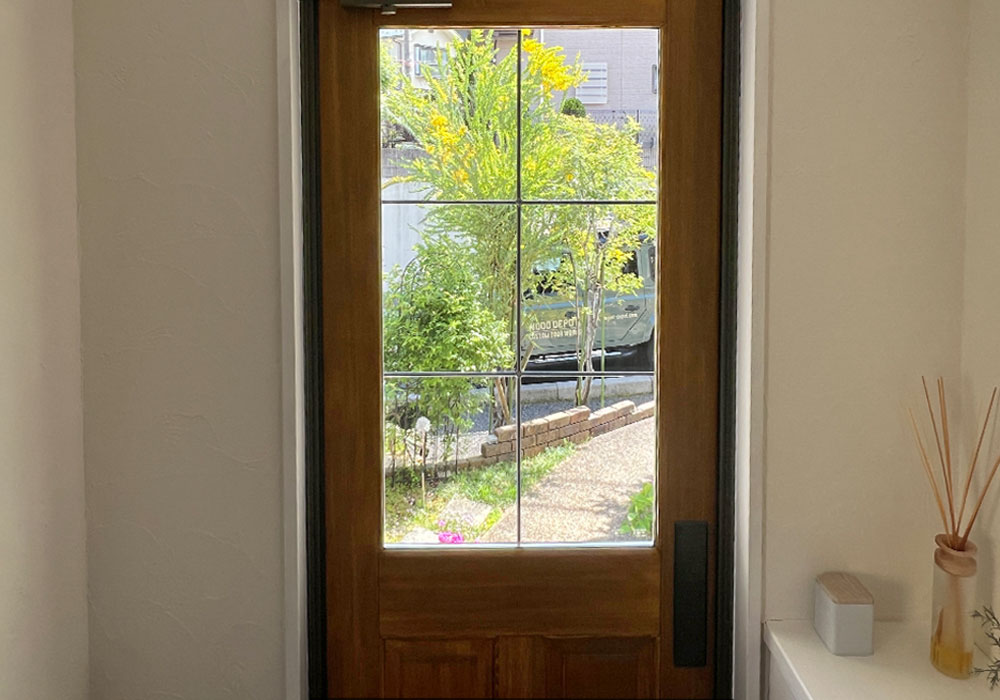 室内から見たアイアン格子の向こう側の景色