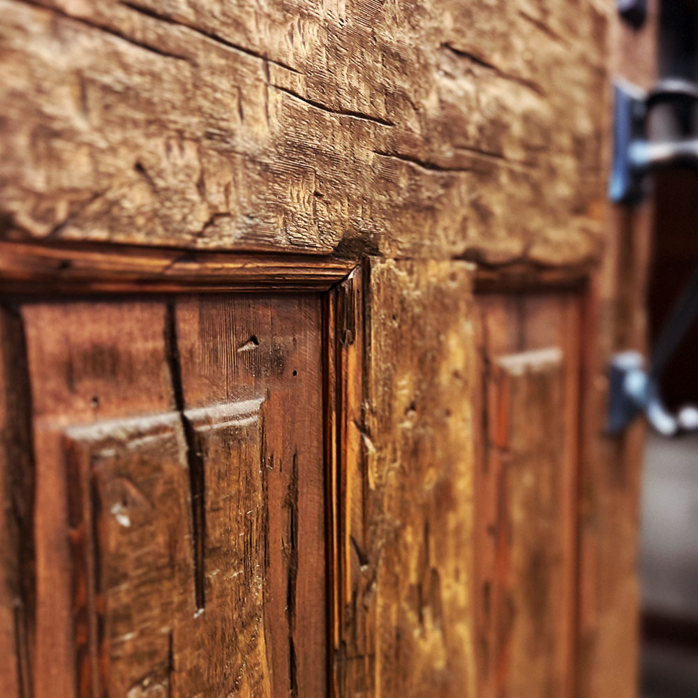 ヘビーヴィンテージ仕上げ：圧倒的な質感と深いクラック