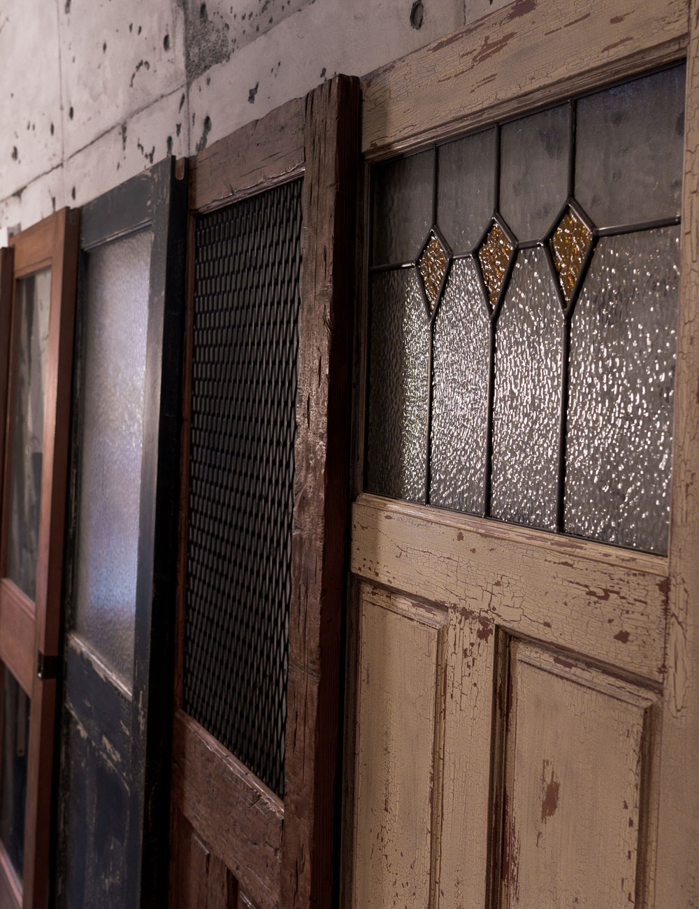ヴィンテージ塗装とアンティークガラスのディテール
