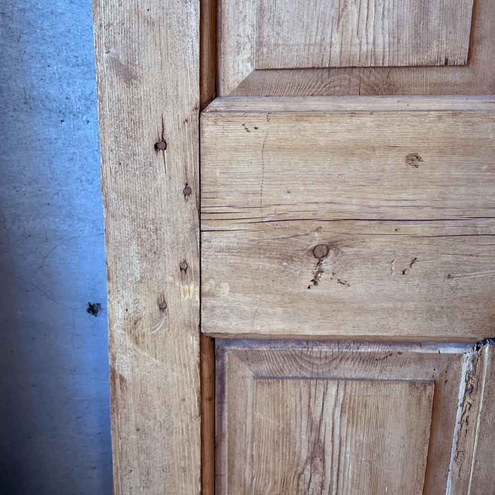 「本物」を超えた質感。イギリス製アンティークドアを再現した木製ドアの魅力