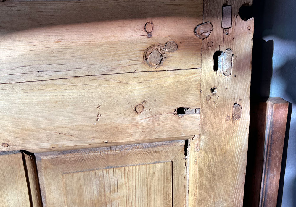アンティークドアの細部：経年による劣化と朽ち