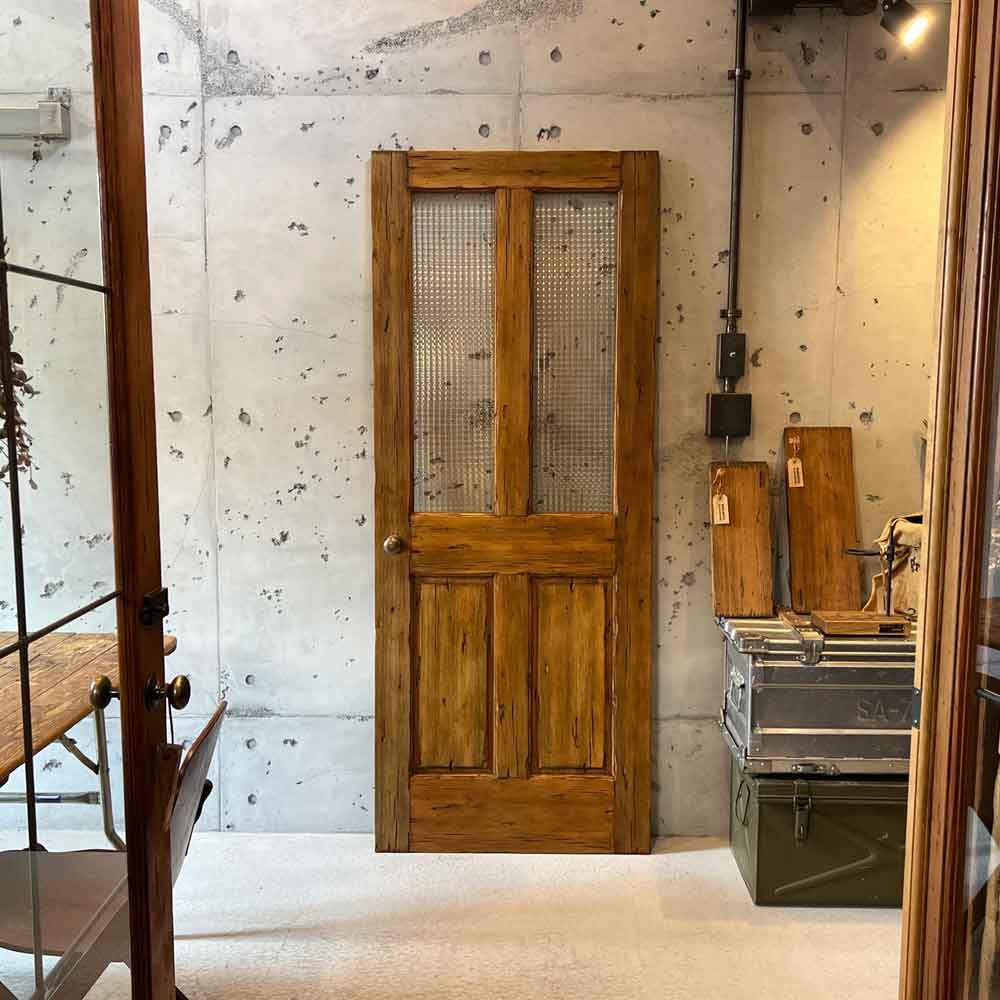 完成したヴィンテージ仕上げ木製ドアの設置イメージ