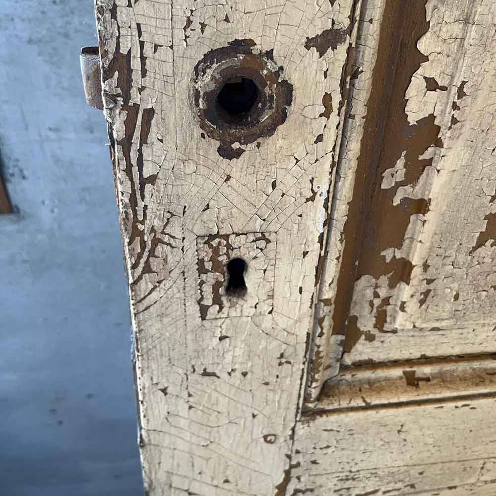 本物の風格を再現。店舗改装に効く「シャビーシックな」アンティーク木製ドア