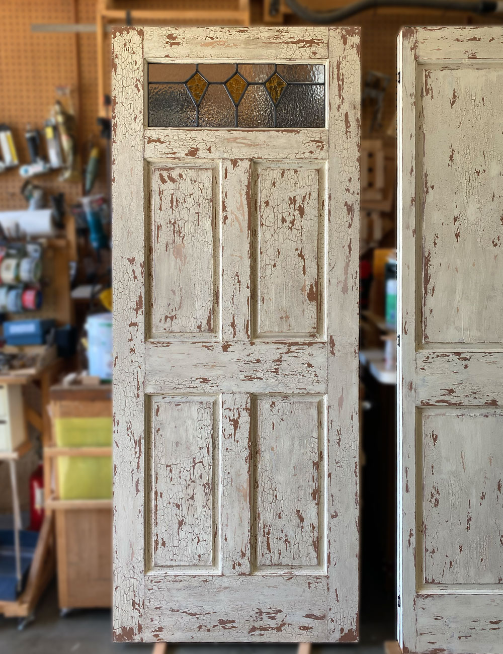 完成したアンティーク仕上げの木製ドア