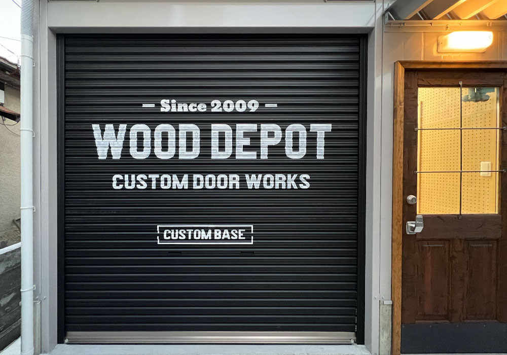 黒地に白文字で描かれた重厚なシャッターロゴ