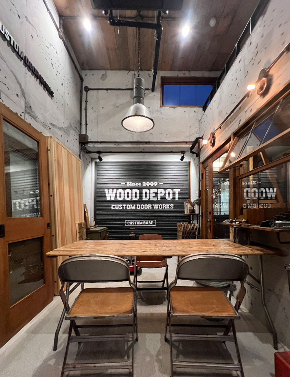 増築により屋内シンボルとなったシャッターロゴ