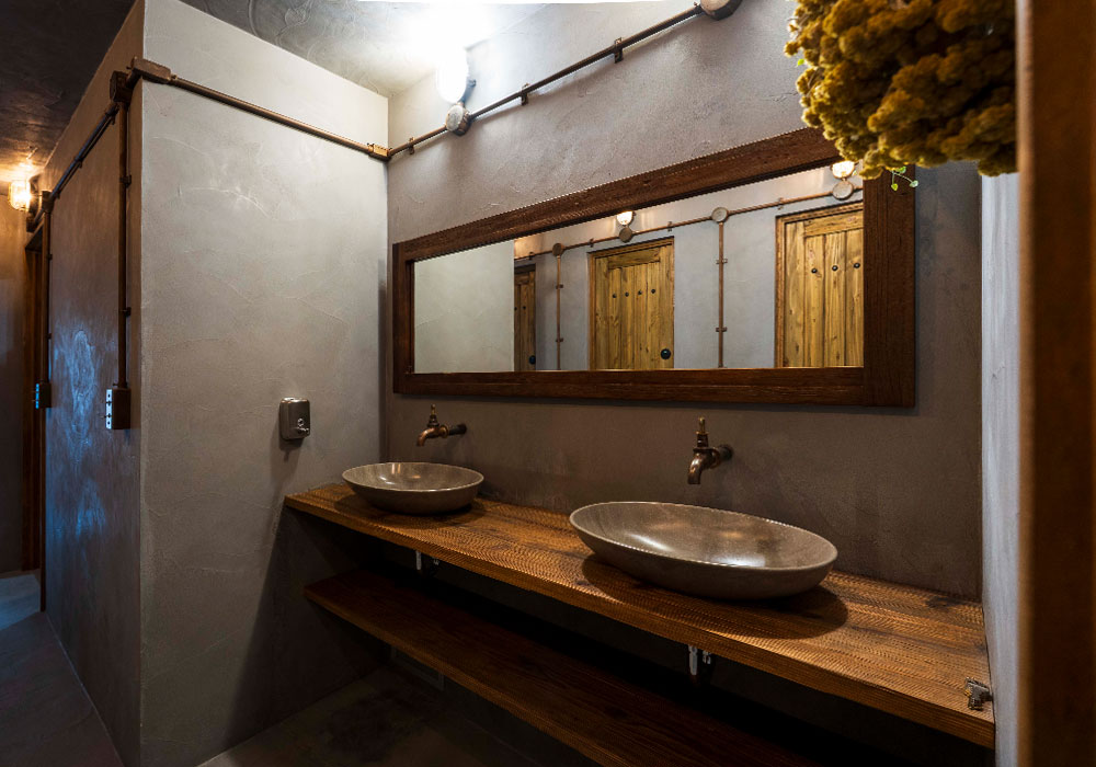 ショールームの空気を再現した、重厚なパウダールームの内装